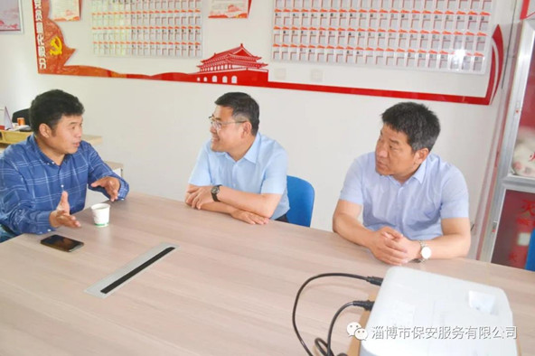 聽取社區工作人員對社區基本情況和群眾反映的意見、需求的介紹.jpg 聽取社區工作人員對社區基本情況和群眾反映的意見、需求的介紹.jpg